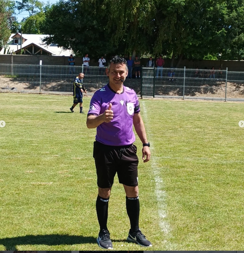 Árbitro certificado en cancha