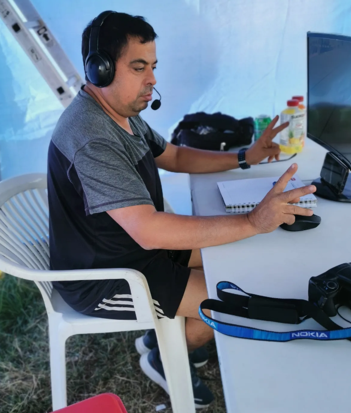 Operador VAR bajo tolda pie de campo